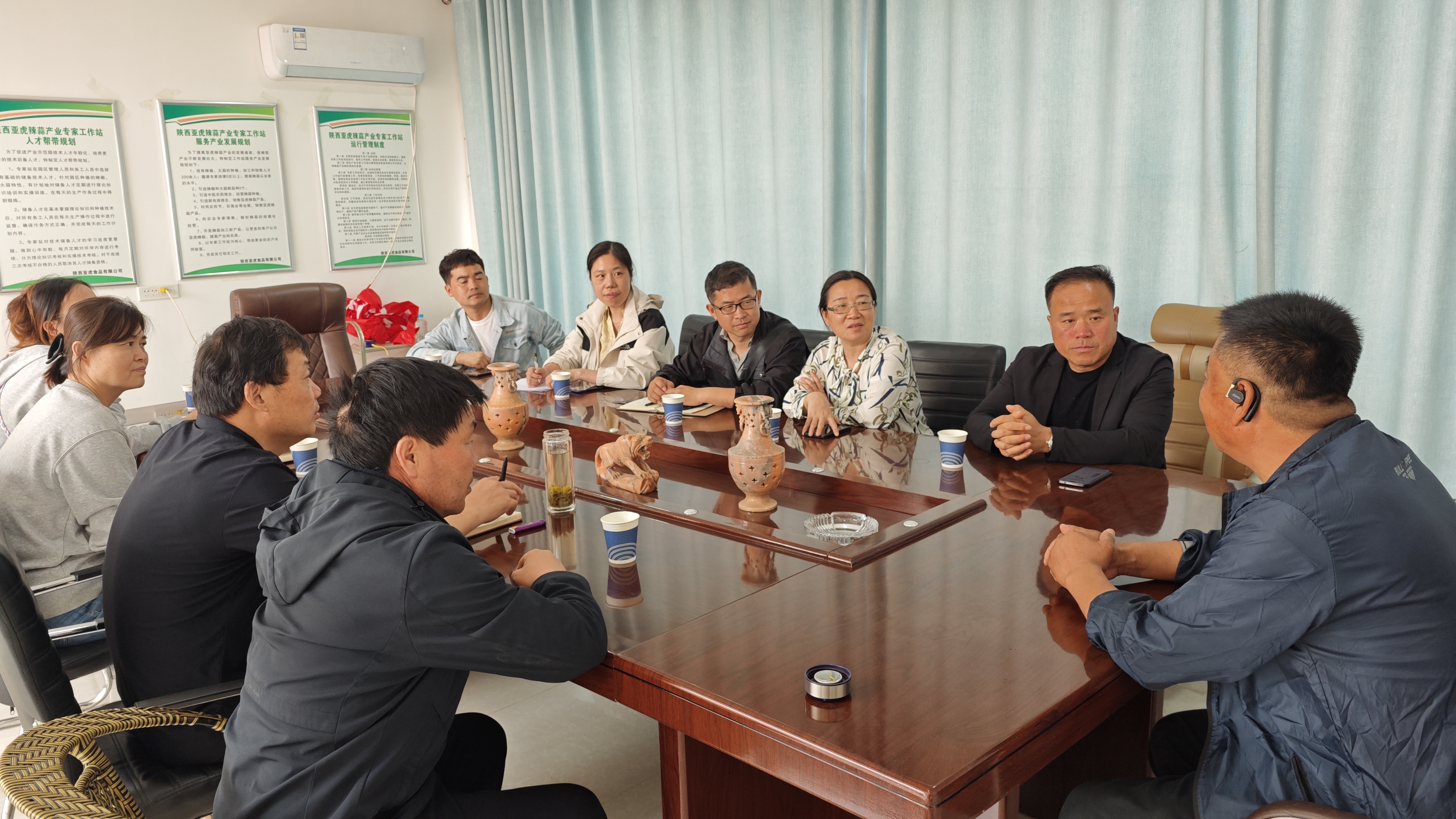 调研团队在陕西亚虎食品有限公司进行座谈.jpg